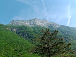 Vue sur la montagne de l'Arclusaz depuis la tour Saint-Pierre