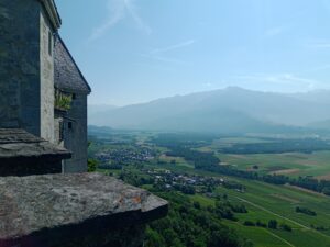 Vue sur la chaîne de la Lauzière depuis les remparts du château de Miolans