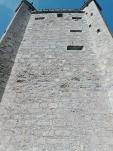 donjon de plus de 24 mètres de haut